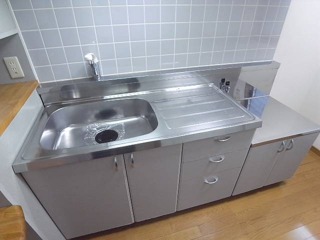 キッチンも広々としております。