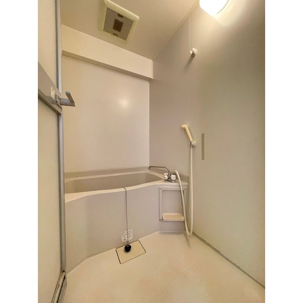 差し湯機能付きのバスルームです。