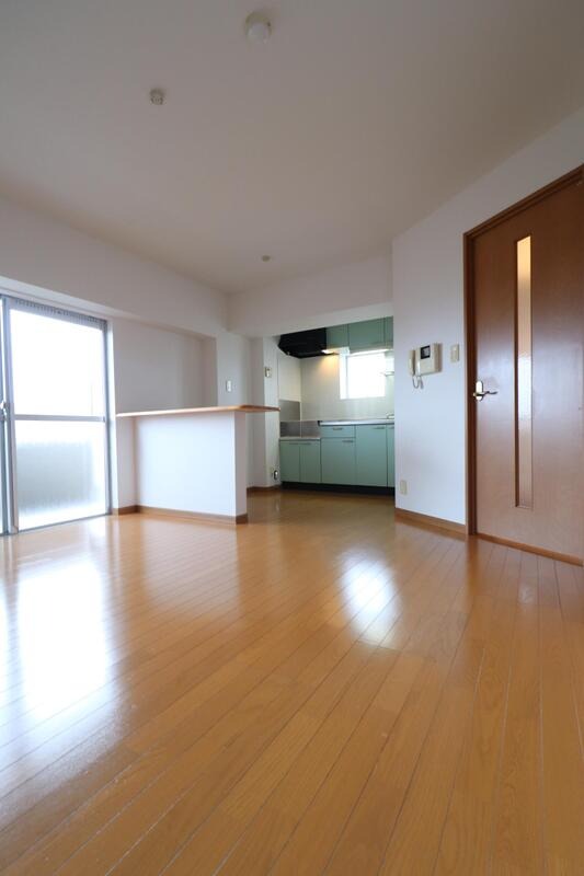 家具の配置に困らないリビングですね