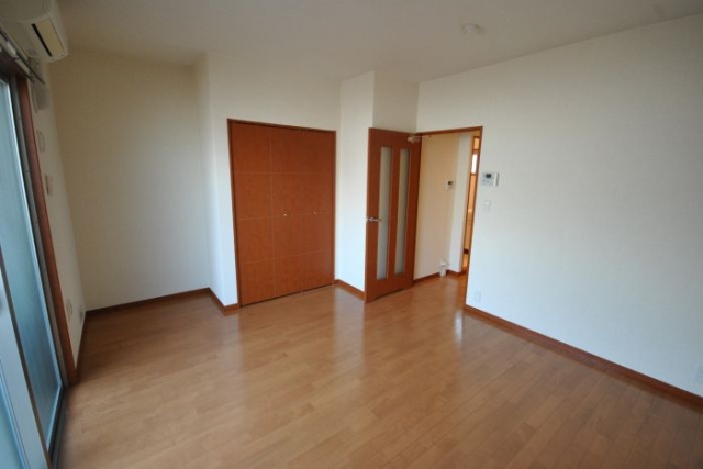 1人暮らしには丁度良い広さの洋室です