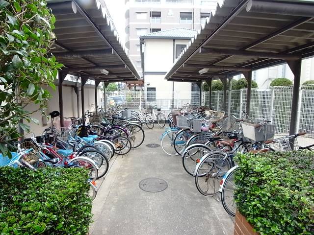屋根付き駐輪場です。