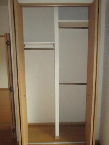 奥行きのあるクローゼットですね