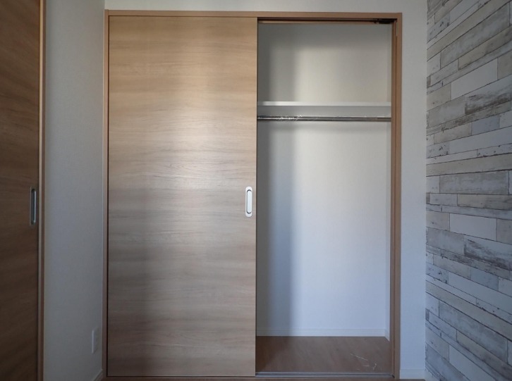 奥行きあるクローゼットです