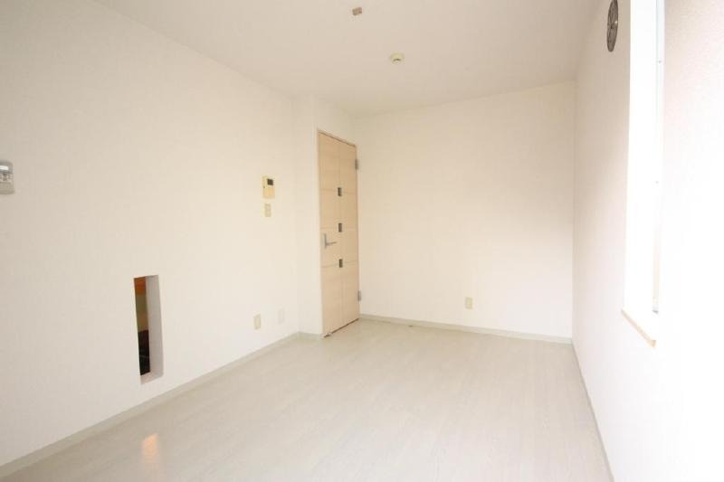 白基調で明るい洋室