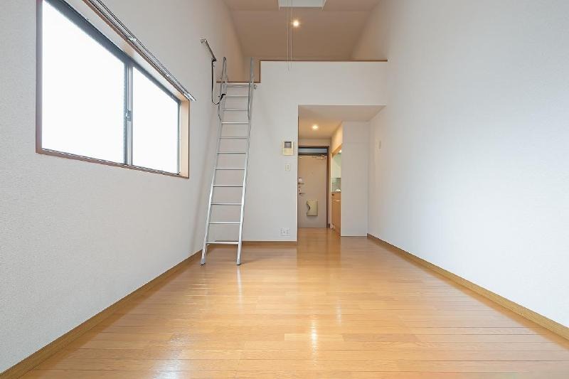 出窓があり明るいお部屋でございます