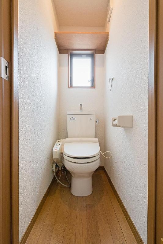 トイレも採光があって、明るいです！