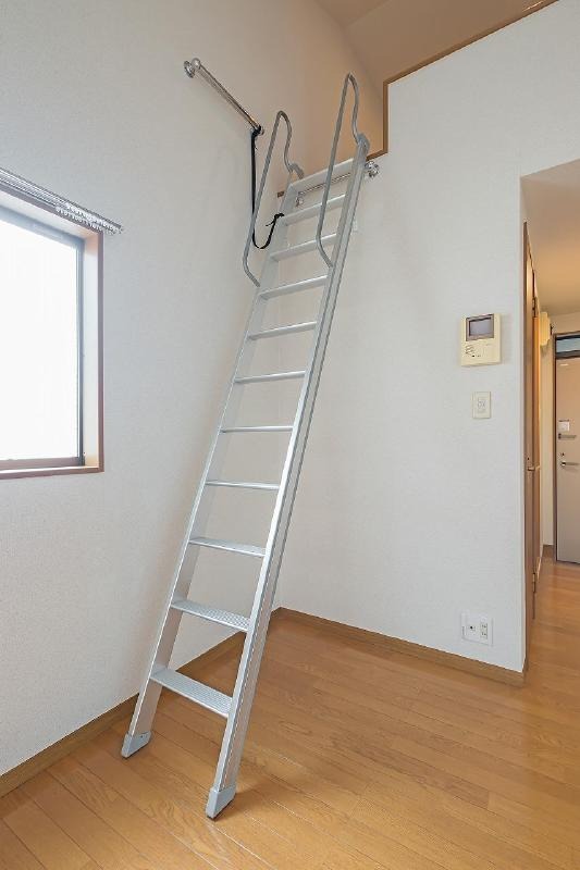 はしごには手すりもあって安心です(^^)/
