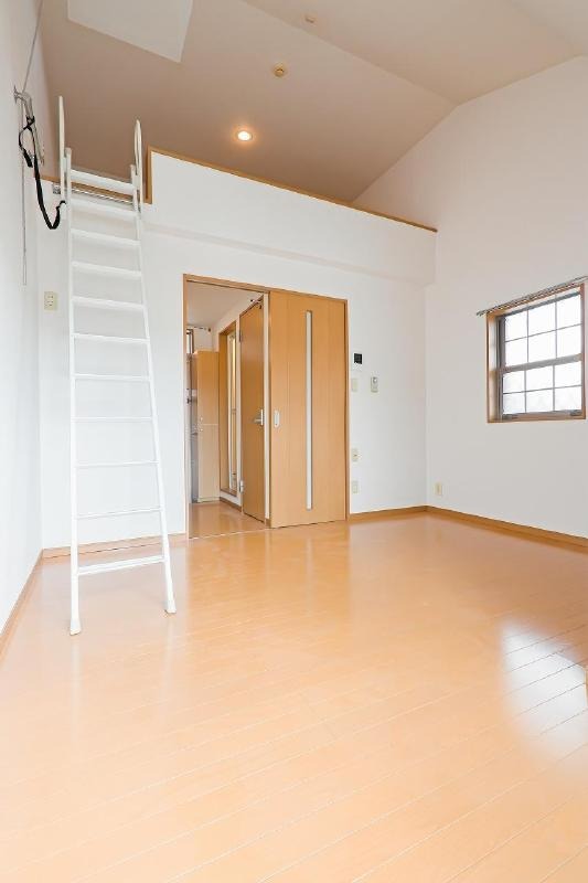 明るいフローリングのお部屋です。