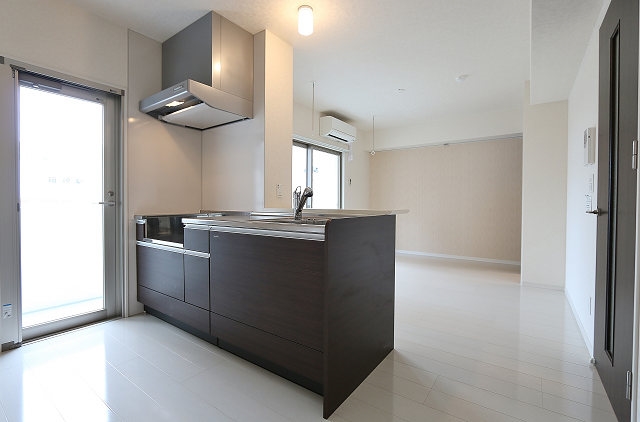 使いやすく、広々空間のキッチンです