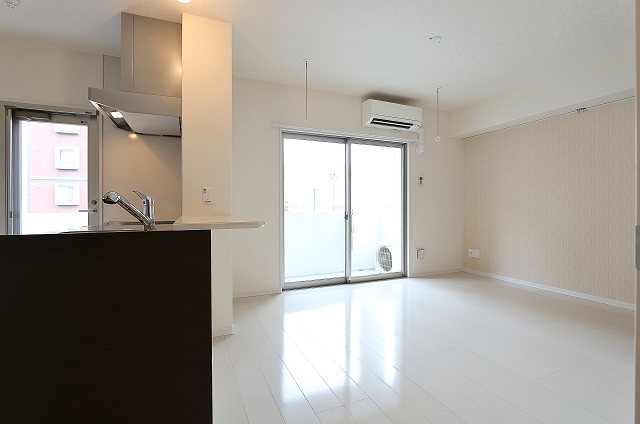 白基調の明るいリビングです