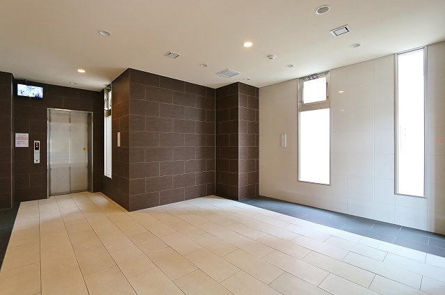 ホテルみたいにオシャレなロビーです