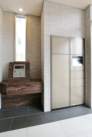 オートロックと、宅配ボックス付きのエントランスです