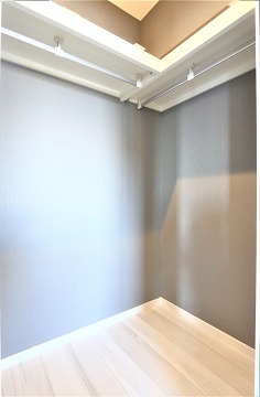 かさばりやすいお洋服もたっぷり収納可能です