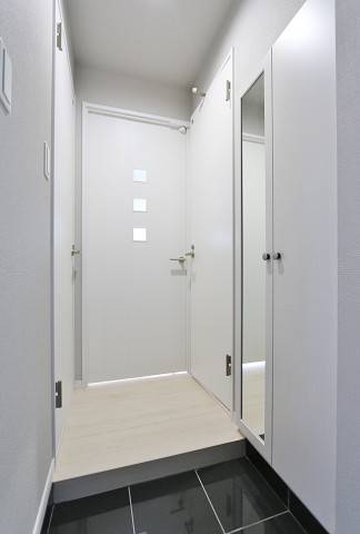 玄関も白基調です。