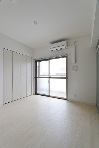 こちらは寝室にピッタリの洋室です