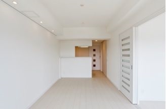 人気のホワイトフローリングのお部屋です