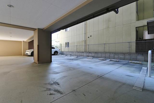 自慢の愛車も濡れませんね