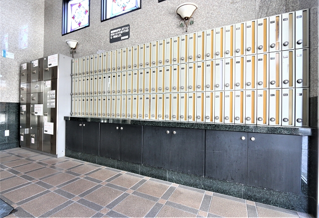 宅配ボックスや集合ポスト付きです