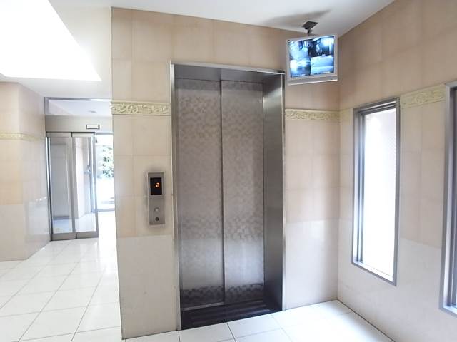 防犯カメラ付きエレベーター。
