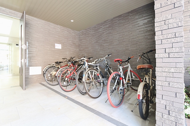 屋根付きの自転車置き場です