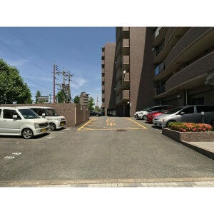 敷地内駐車場空き有でございます