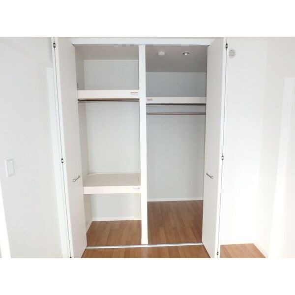 クローゼットは大容量でございます。