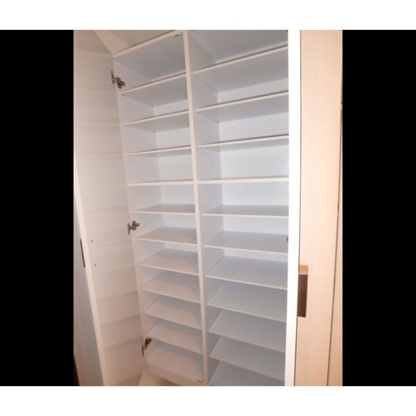 シューズクローゼットも天井高でたっぷり収納