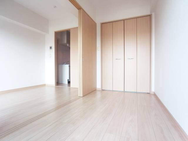 白を基調とした清潔感のあるお部屋です。