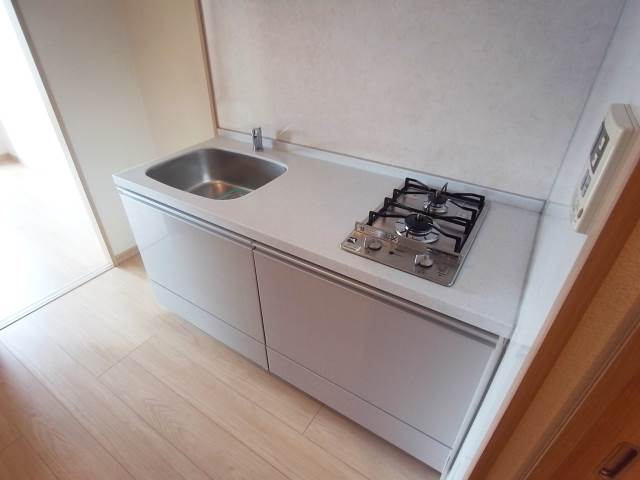 ２口コンロ。まな板スペースもあります。