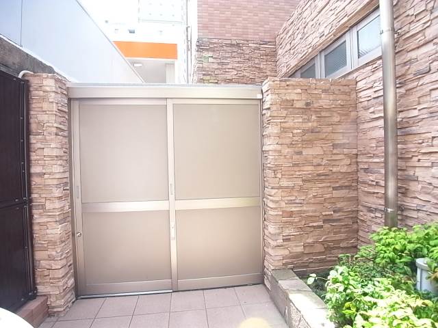 敷地内ゴミ捨て場ございます。