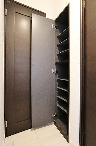 玄関から見るとこんな感じです