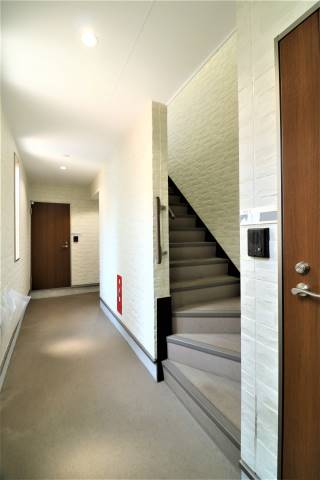 内廊下はシンプルかつオシャレ