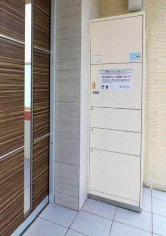 忙しい時でも宅配ボックスがあります。
