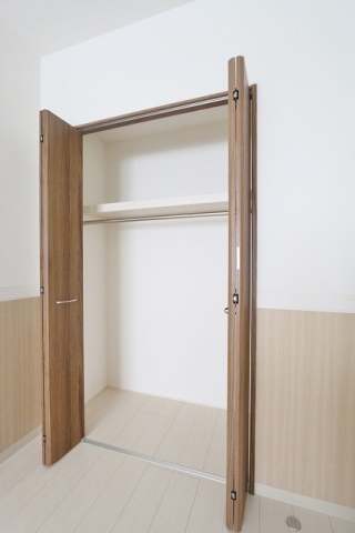 白基調にブラウンの建具が映えますね