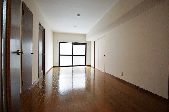 リビングは広々約9帖です