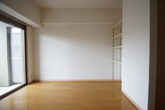 こちらは寝室にピッタリの洋室です