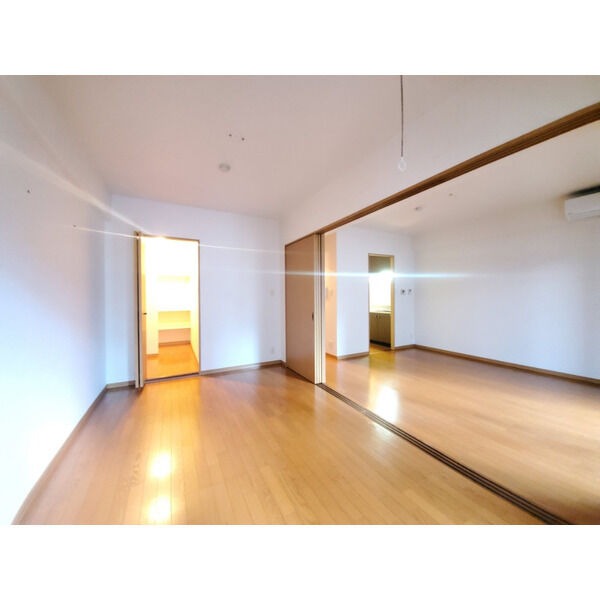 こちらは寝室にピッタリの洋室ですね