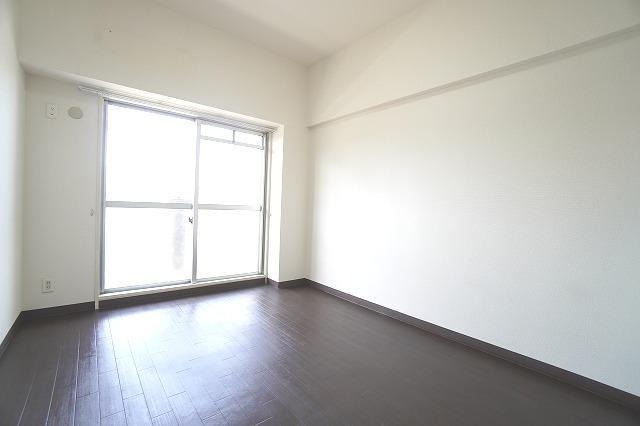 こちらは寝室にぴったりの洋室です