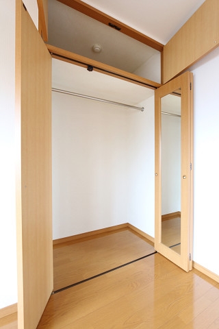 たっぷりと収納できるクローゼットです