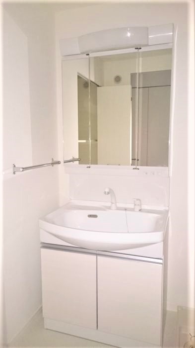 大きな鏡の独立洗面台です