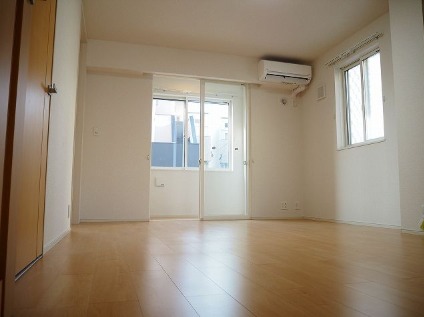 光が差し込む明るい室内です