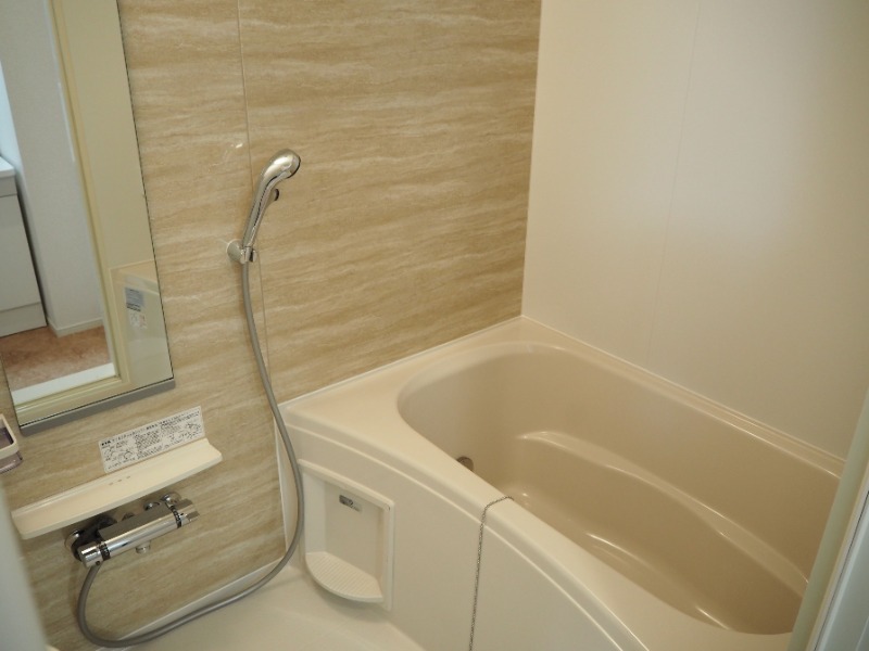 サーモスタット水栓付きの便利な浴室スペース