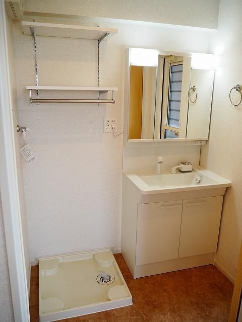 大きな三面鏡付きのシャンプードレッサー