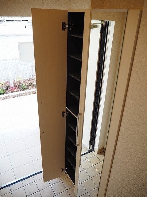 天井高下駄箱で玄関がスッキリですね