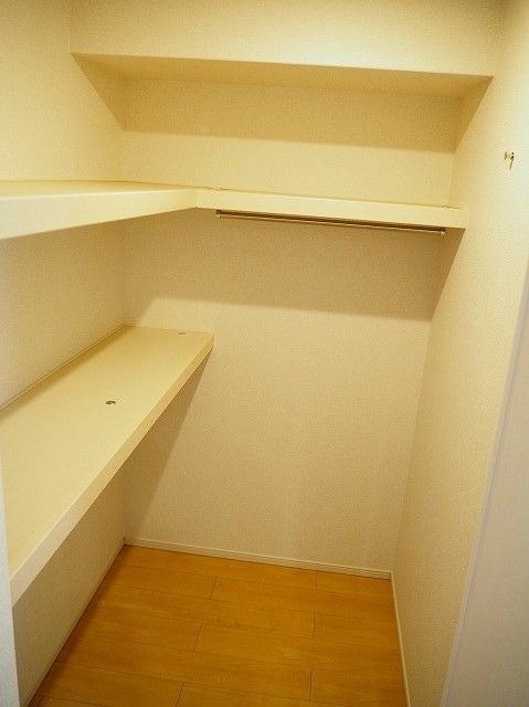 収納は奥行きのあるウォークインクローゼット