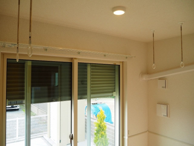 サンルームには物干し竿用の設備がございます