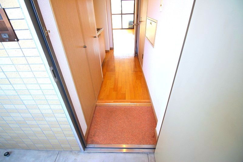 玄関から見るとこんな感じです