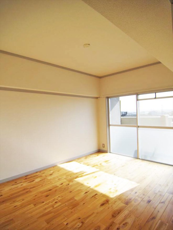 こちらは寝室にぴったりの洋室です