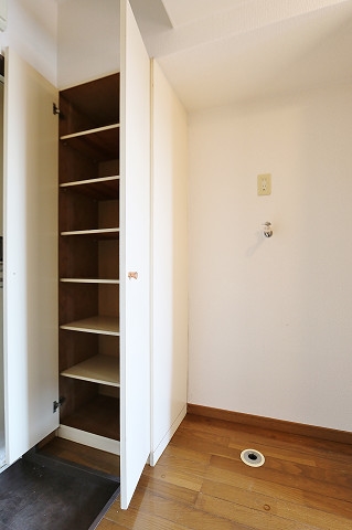 高さのあるシューズ棚です