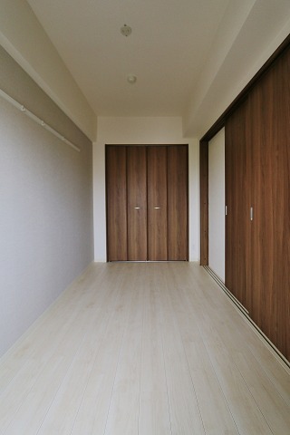 こちらは寝室にピッタリの洋室です